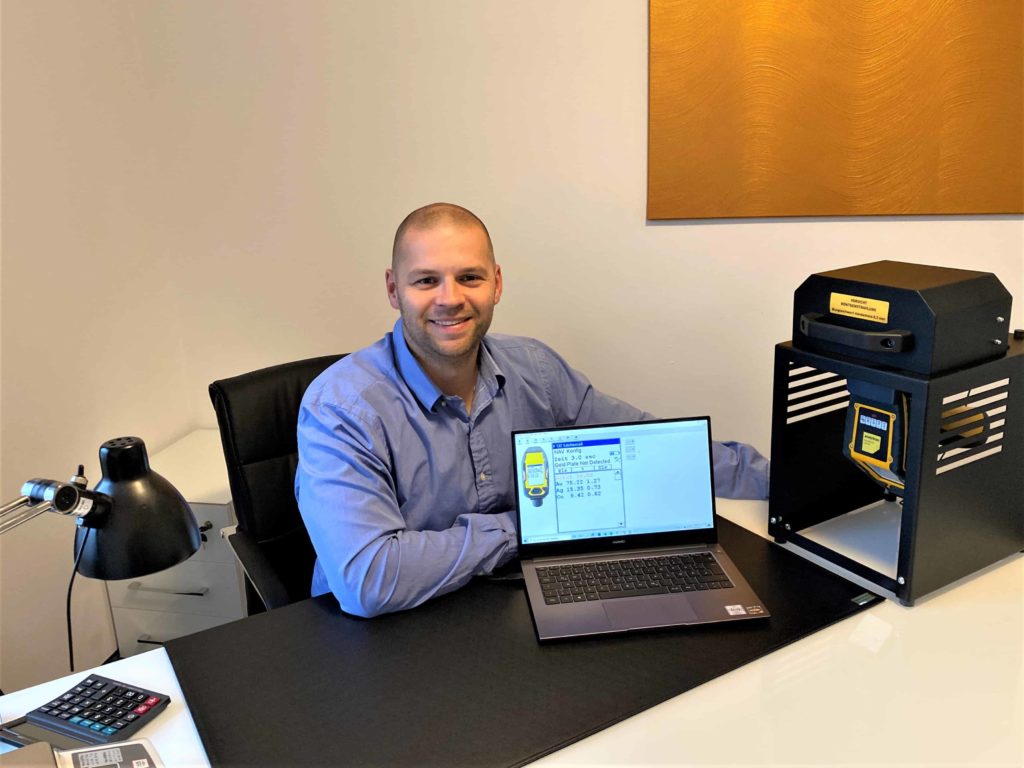 Inhaber Goldankauf Peine Julius Falkenhain-Walkling und Analysegerät